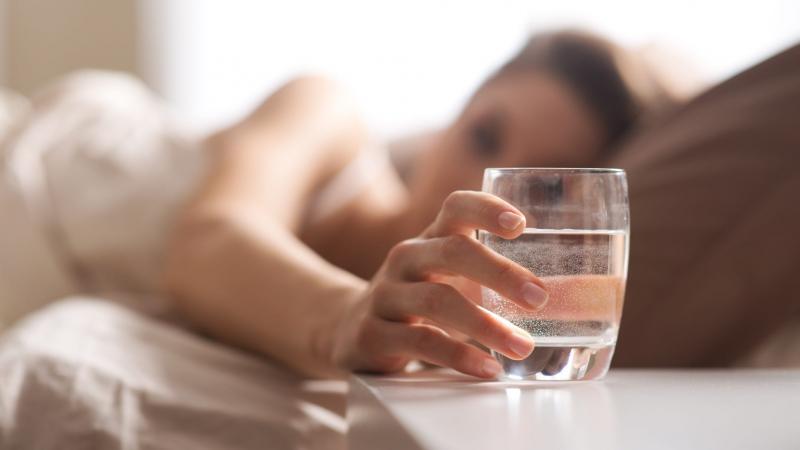 Uống nước ấm buổi sáng sớm lúc mới thức giấc