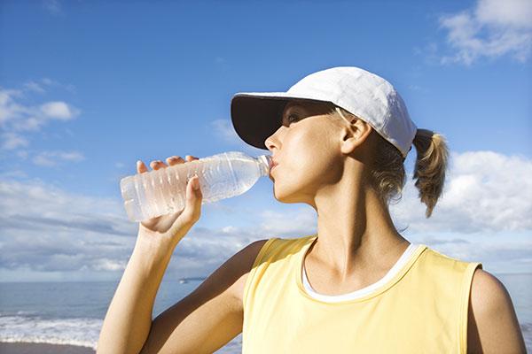 Thiếu nước làm làn da thiếu sức sống và làm cho da vùng ngực co lại và nhão đi