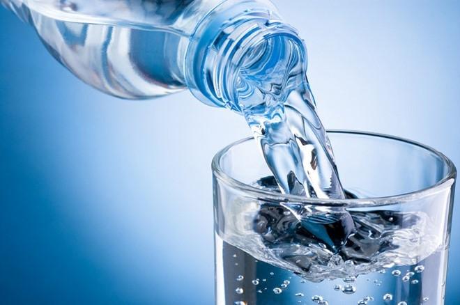 Uống nhiều nước vào mùa hè