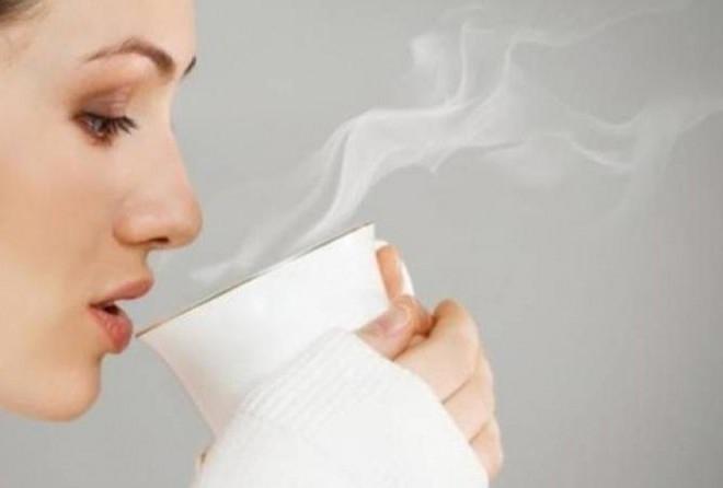 Uống nước ấm trong khi uống rượu bia sẽ hạn chế say