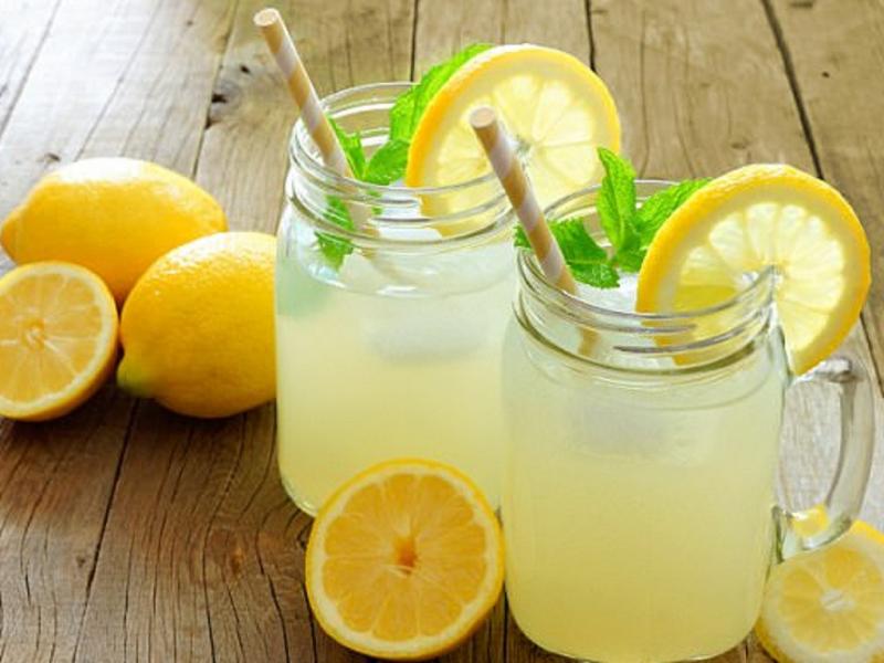 Nước chanh không đường pha loãng giúp đánh bay lượng mỡ thừa trên cơ thể.