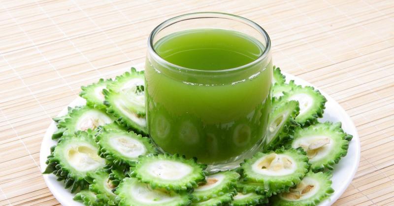 Uống nước ép mướp đắng trị mụn trứng cá