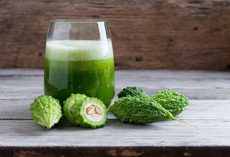 Uống nước ép mướp đắng trị mụn trứng cá