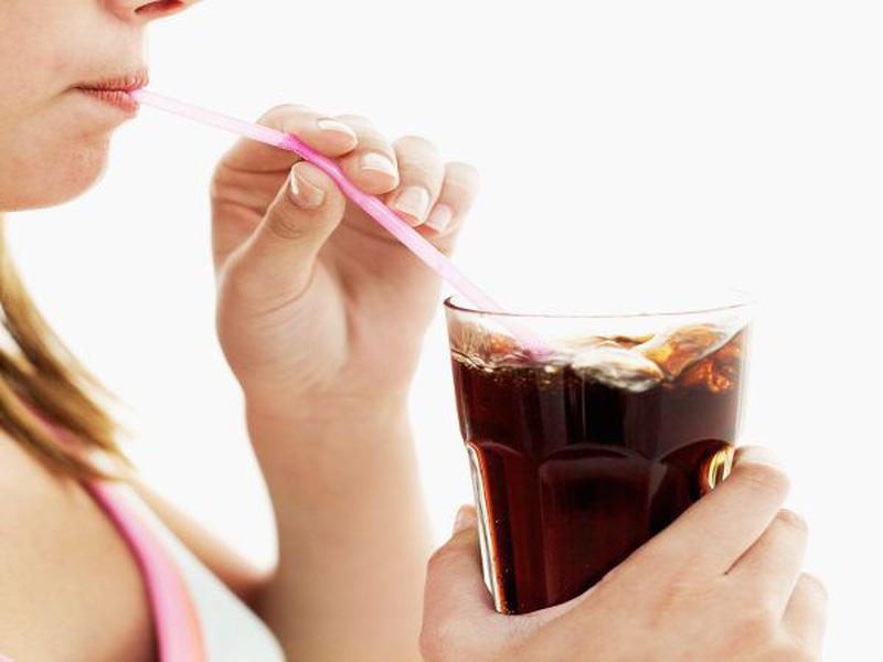 Uống nước ngọt có ga khi ăn