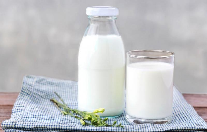 Uống một cốc sữa nóng trước khi đi ngủ