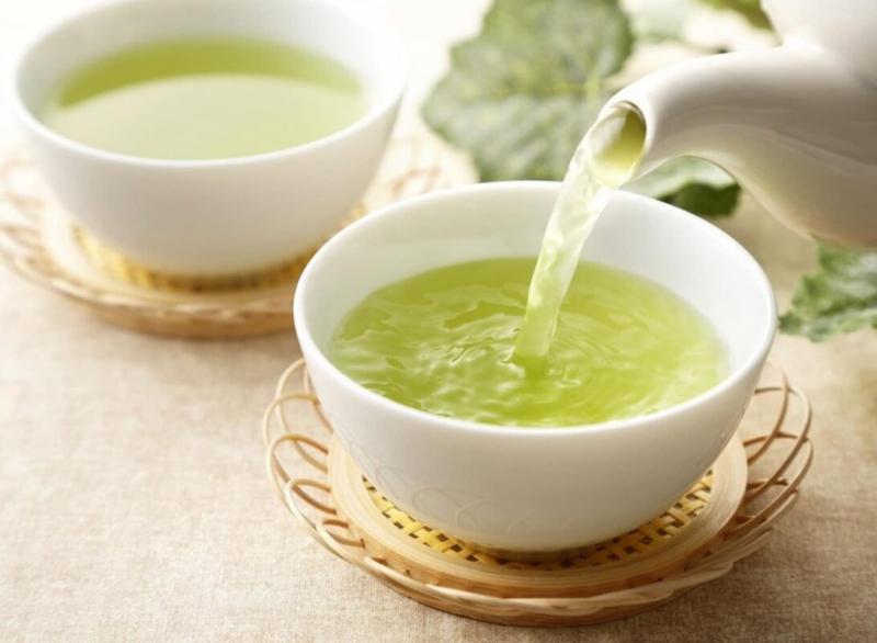 Uống trà xanh