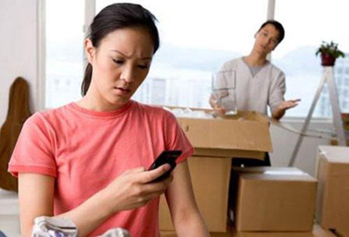 Các bạn mải mê với những thông tin trên mạng ảo, khiến tình cảm của hai người ngày càng trở nên xa cách.