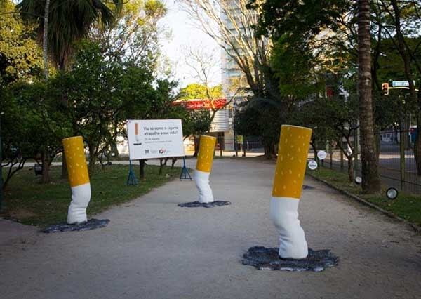Những điếu thuốc khổng lồ dúi xuống mặt bê tông.