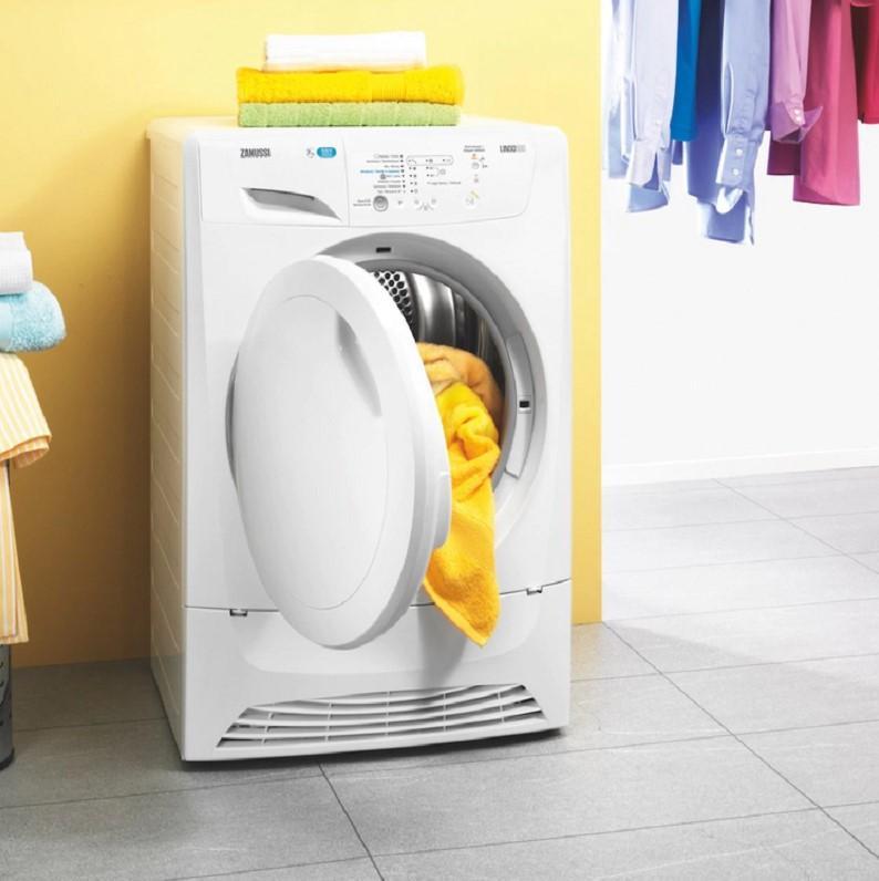Vắt kỹ quần áo trước khi cho vào máy sấy