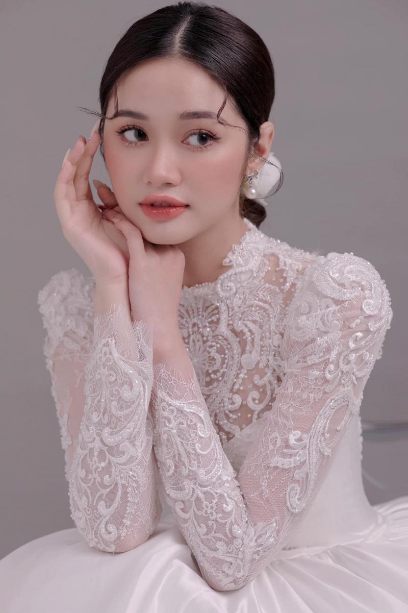 Váy cưới cổ lọ