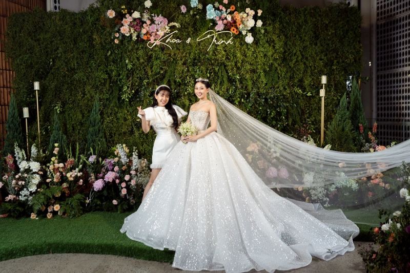 Váy cưới đính đá lấp lánh
