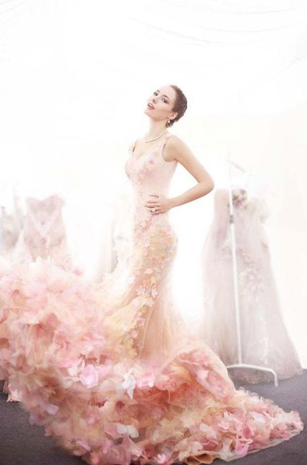 Váy cưới hoa hồng dịu dàng và nữ tính