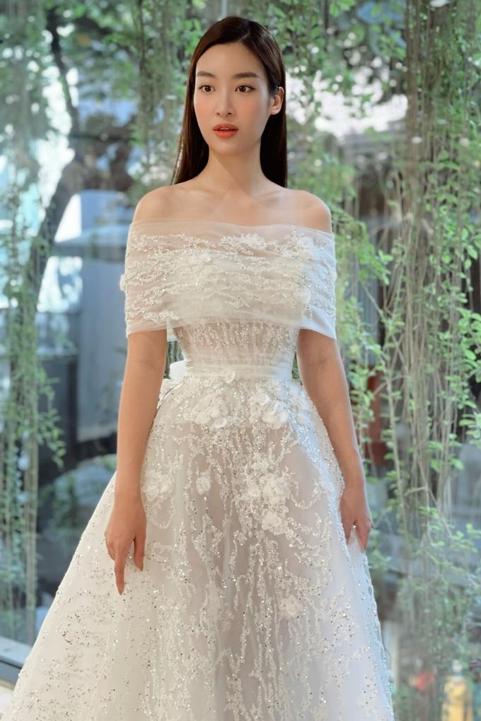 Váy cưới trễ vai
