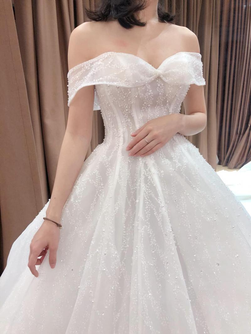Váy cưới trễ vai