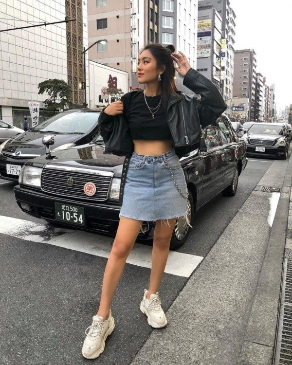 Váy denim bút chì là một trong những chiếc váy theo xu hướng hiện nay.