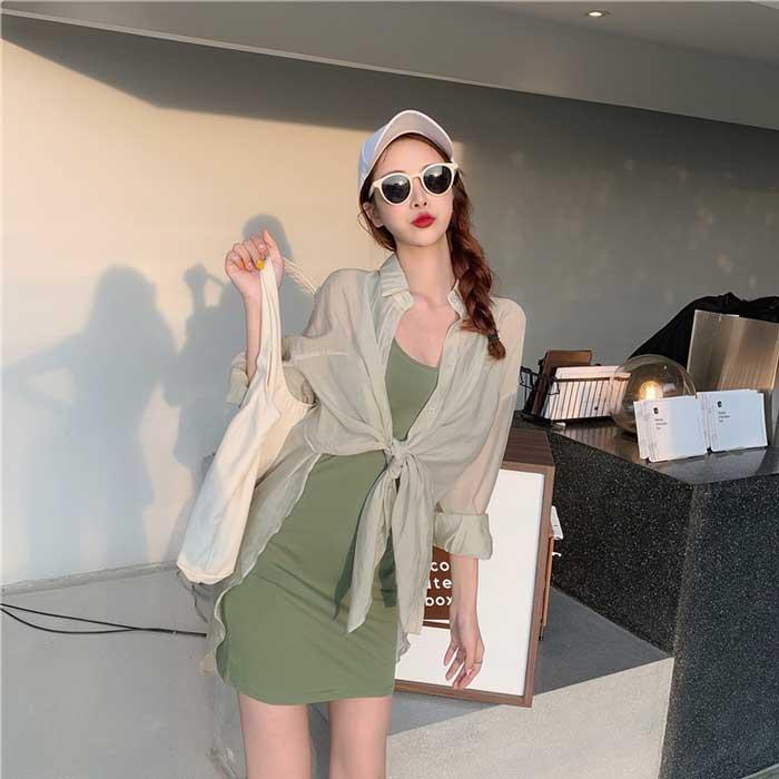 Váy hai dây body với áo sơ mi mỏng