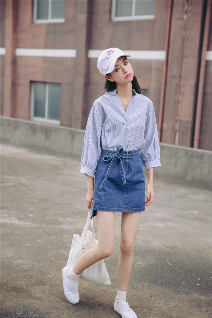 Váy jeans kết hợp với áo sơ mi.