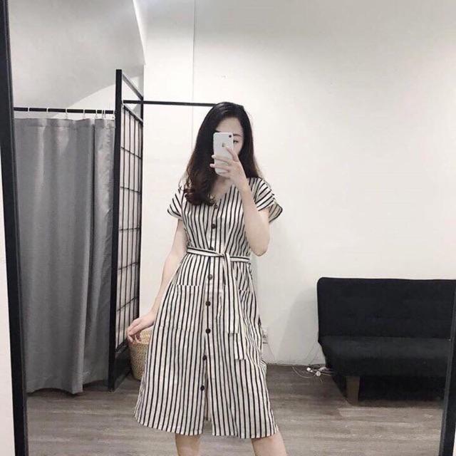 Váy kẻ sọc là một trong những item rất được yêu thích trong thời gian qua và chưa có dấu hiệu hạ nhiệt