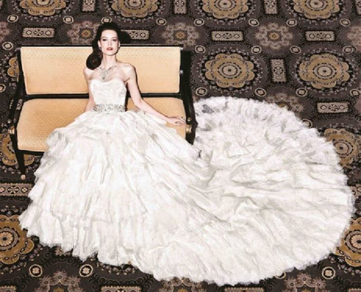 Trên chiếc váy được đính trang trí hơn 1000 viên ngọc trai và 5 carat kim cương vàng trắng cùng với một viên kim cương xanh 8,8 cara