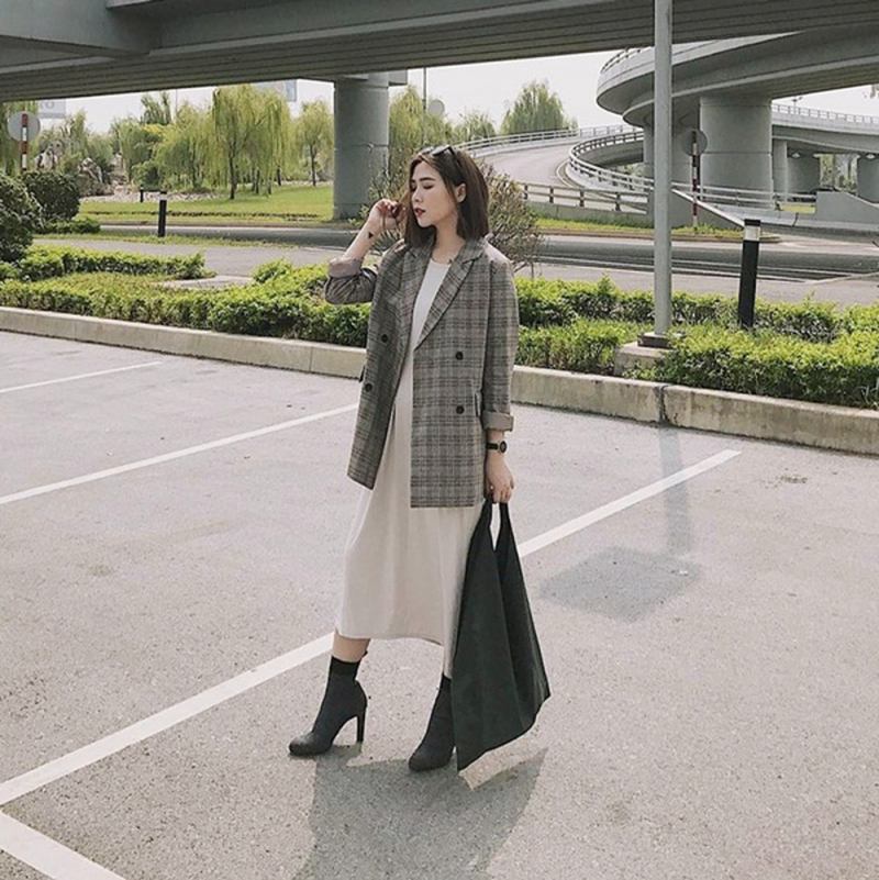 Một chiếc đầm len dài kết hợp cùng áo khoác dạ dáng dài và đôi boots gót nhọn sẽ tạo nên set đồ vừa thanh lịch nhưng cũng không kém phần 