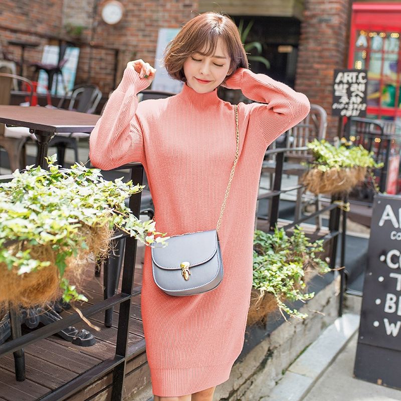 Diện áo len dáng dài trơn màu dạo phố mix cùng túi xách nhỏ xinh