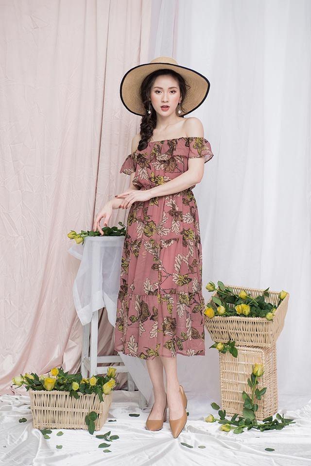 Váy maxi và mũ cói rộng vành luôn là phụ kiện quan trọng nhất trong các kỳ nghỉ