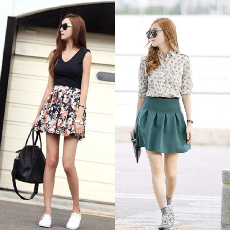 Váy ngắn vốn đã hiện đại nên bạn có thể diện với bất kì loại giày thể thao nào
