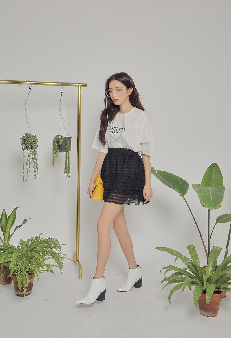 Các cô nàng nấm lùn nên ưu tiên chọn váy ngắn trên đầu gối để có thể để lộ phần thịt ở chân