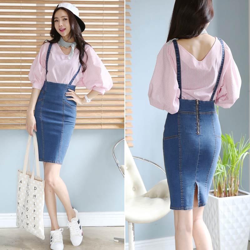 Nhiều bạn trẻ ưa thích đó chính là váy yếm phối với giày thể thao