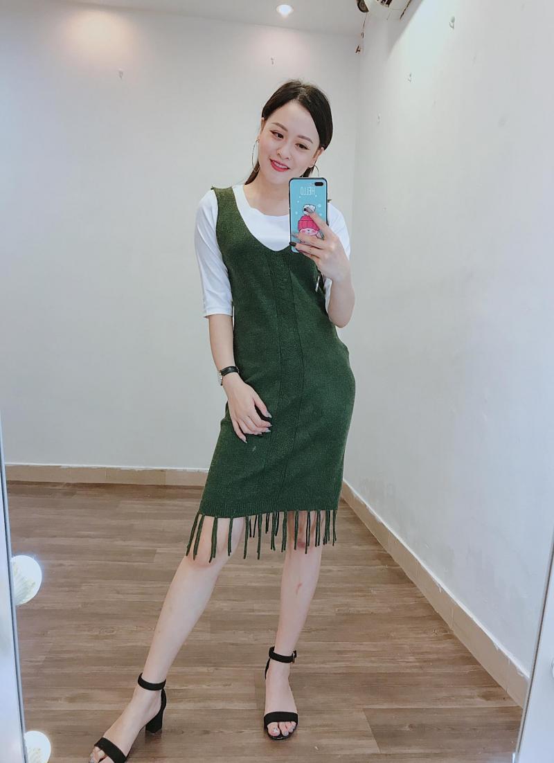 Nếu bạn là một cô gái tròn trịa, hãy chọn những chiếc áo chất liệu mỏng và tối màu như đen, xám