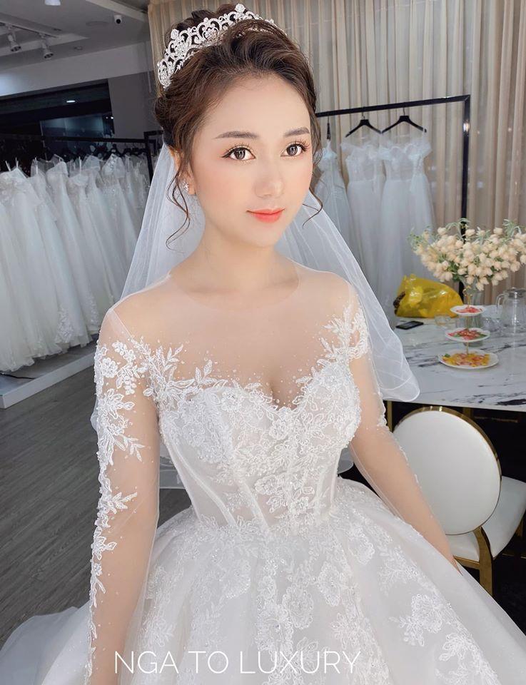 Khi trang điểm bạn nên yêu cầu nhân viên make up trang điểm nhẹ nhàng nhất có thể