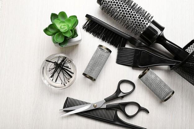 Vệ sinh những dụng cụ chăm sóc tóc