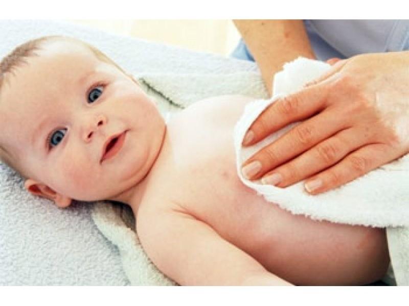 Dùng khăn mềm nhúng nước lạnh lau người cho bé.