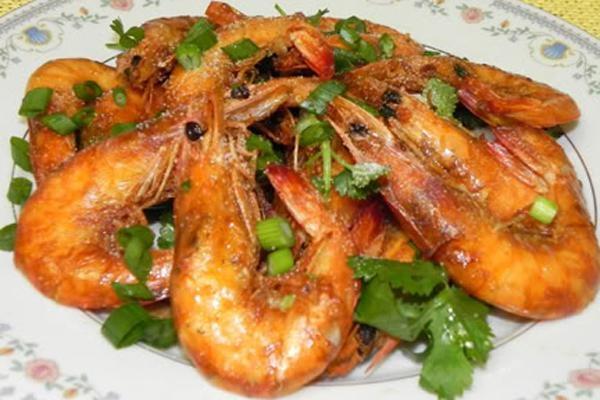 Tẩy vết bẩn màu vàng của tôm