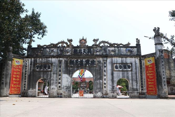 Cổng lớn đền Kiếp Bạc hướng ra sông Lục Đầu