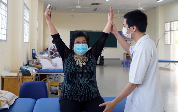 Bác sĩ đang hướng dẫn bệnh nhân tập thở