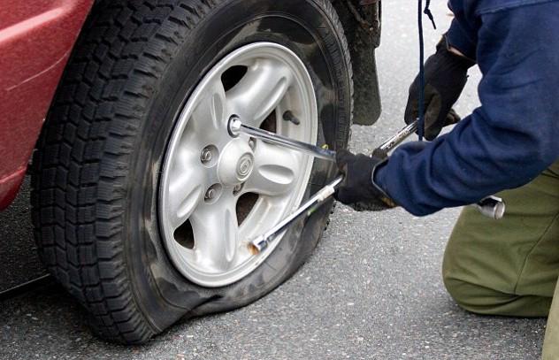 Viện Auto hỗ trợ sửa lốp tại chỗ