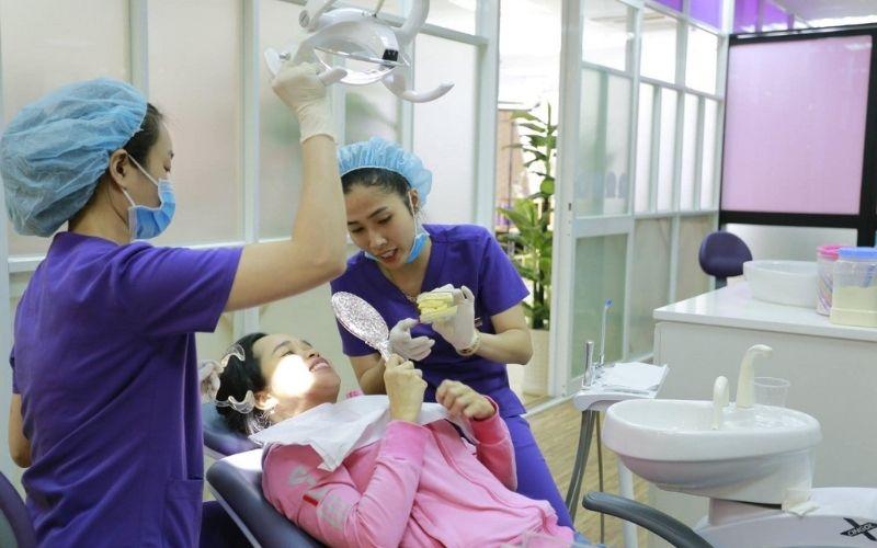 Đội ngũ y bác sĩ tận tình cung cấp các dịch vụ cho khách hàng