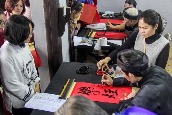 Cho chữ vừa là nét đẹp văn hóa vừa giúp kiếm thêm thu nhập.