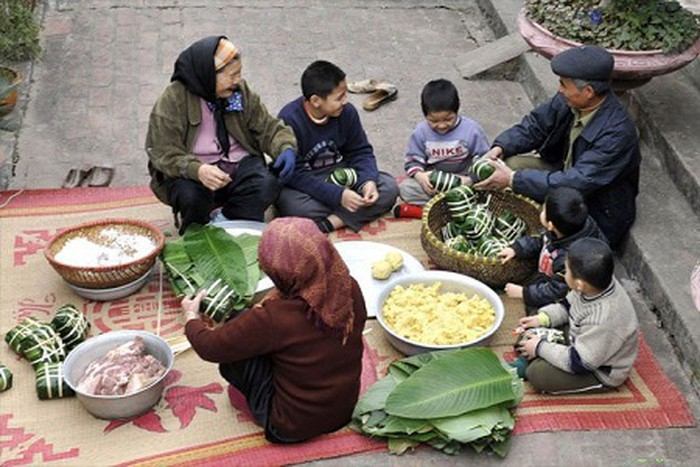 Tục gói bánh chưng độc đáo ở Việt Nam.