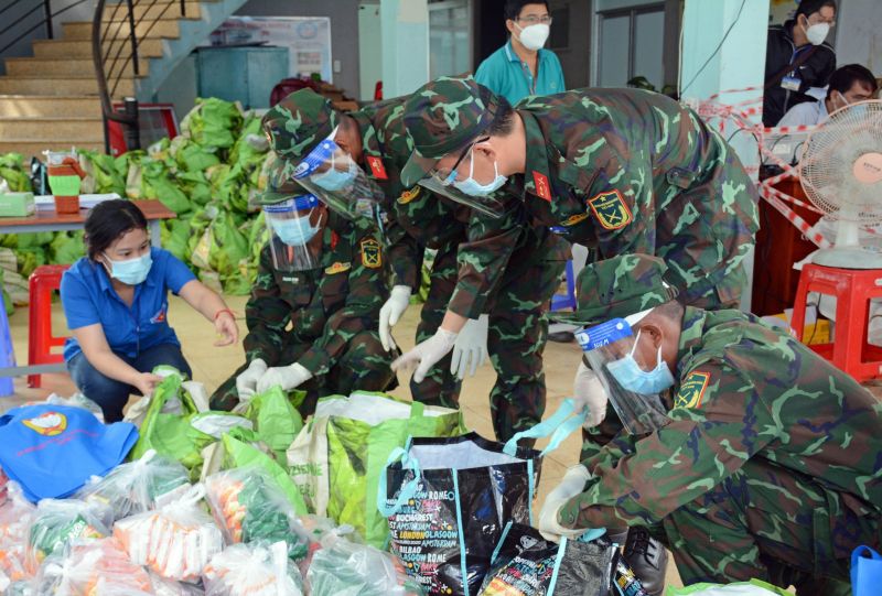 Việt Nam là nước duy nhất có Quân đội đã cho những người lính vào rừng chịu sương gió, để người dân thuộc diện cách ly được ở những nơi khang trang, chu đáo nhất.