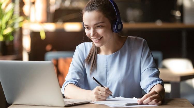Nghiên cứu cho thấy phụ nữ có mẹ đi làm thường thành công hơn trong công việc