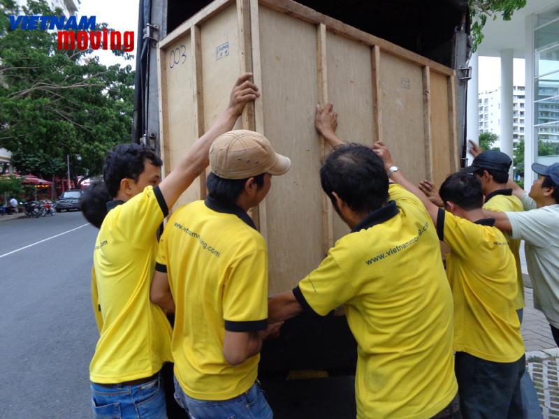 Hàng hóa được bốc dỡ cẩn thận