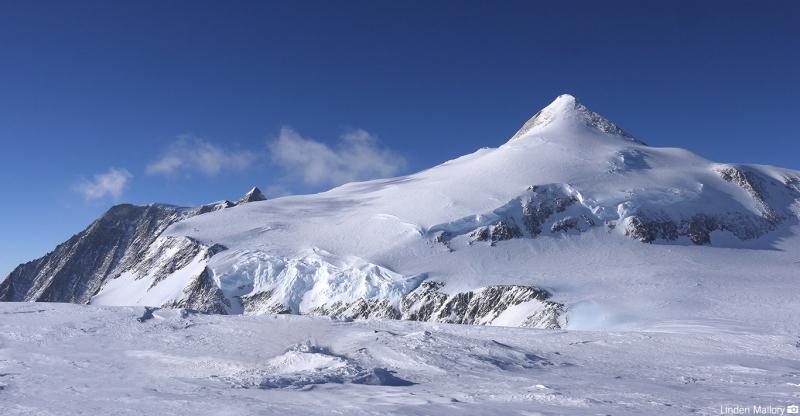 Vinson Massif là ngọn núi cao nhất Châu Nam Cực