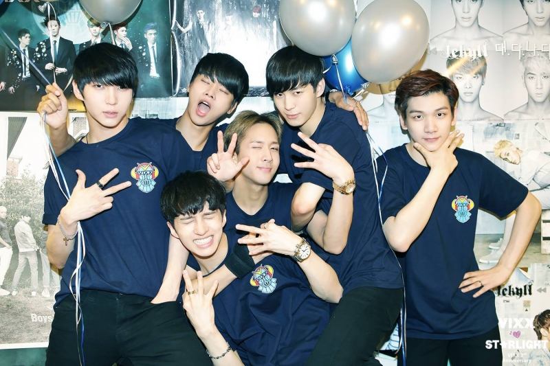VIXX tạo dáng cực kì cute
