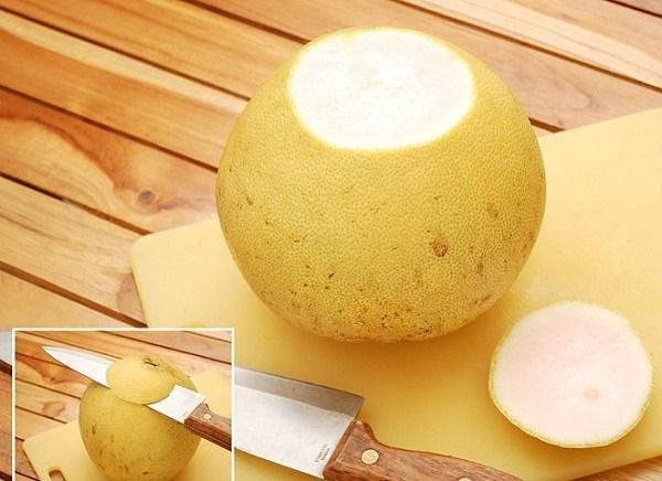 Tinh dầu trong vỏ bưởi sẽ giúp mái tóc bóng mượt và thơm hương nhẹ nhàng.