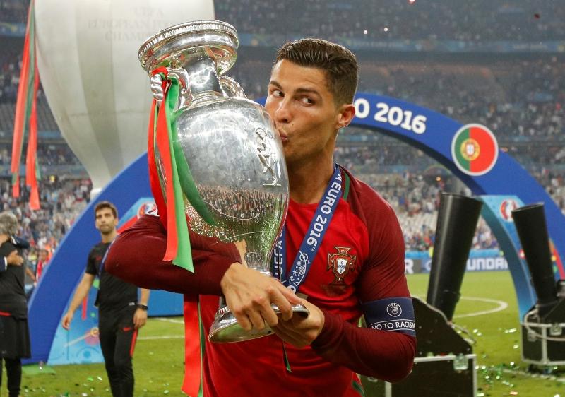 Chiếc cup vô địch Euro 2016