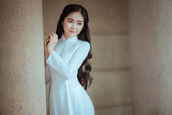 Nụ cười duyên với chiếc răng khểnh là điểm nhấn ấn tượng người nhìn.