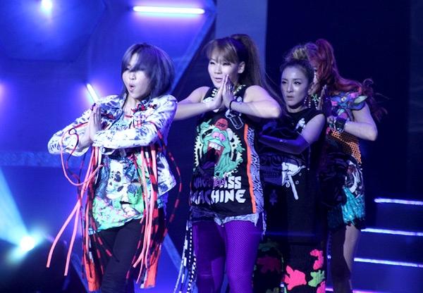 Sở hữu “cổ máy nhảy” Minzy, vũ đạo không là vấn đề đáng phải bận tâm với nữ nhi nhà YG và thật vậy, chúng chất lừ như chính những bộ trang phục cực ngầu của họ luôn.