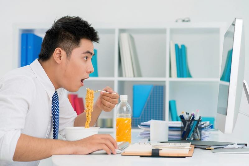 Vừa ăn vừa làm việc